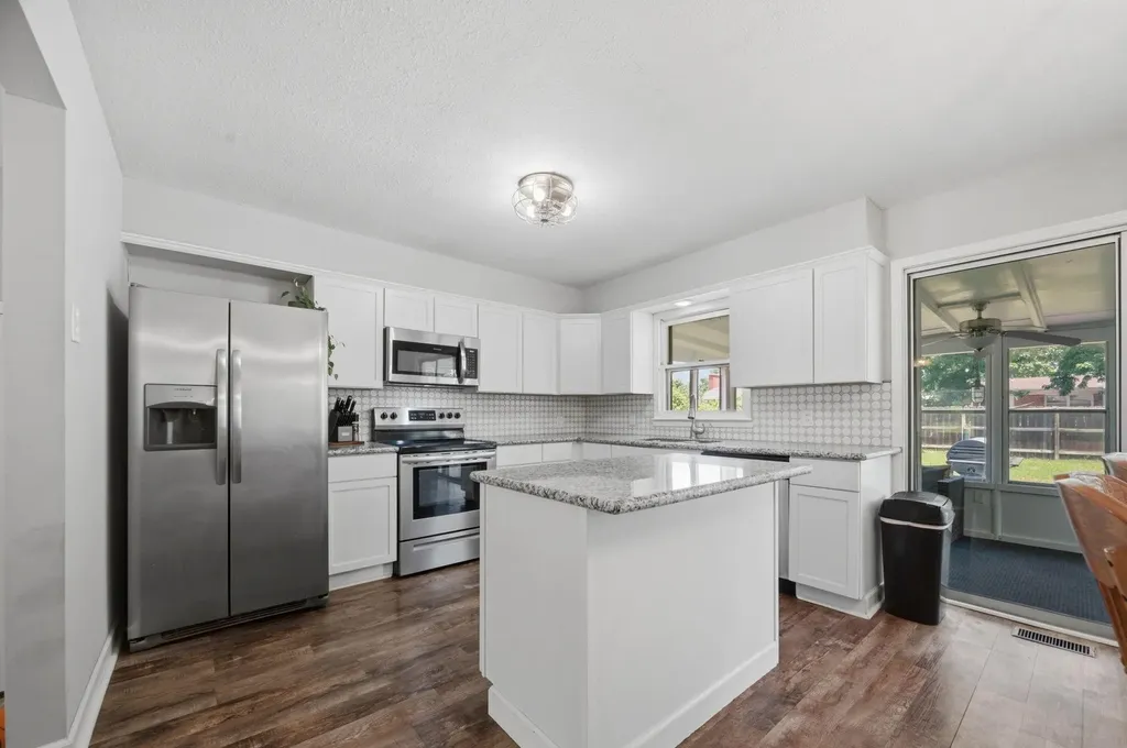 910 N Country Acres Avenue Wichita KS 67212