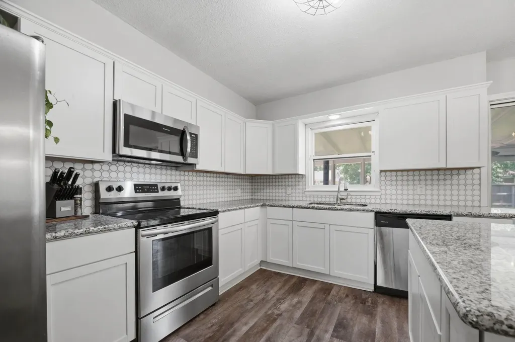 910 N Country Acres Avenue Wichita KS 67212