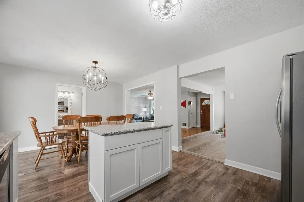 910 N Country Acres Avenue Wichita KS 67212