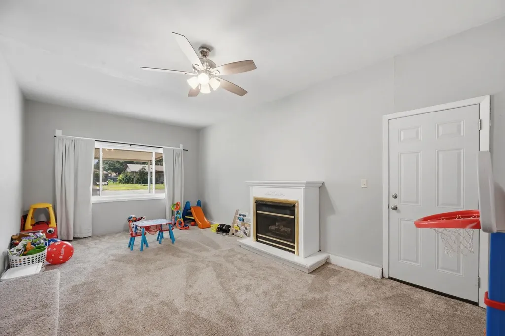 910 N Country Acres Avenue Wichita KS 67212