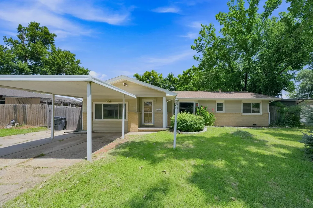 910 N Country Acres Avenue Wichita KS 67212