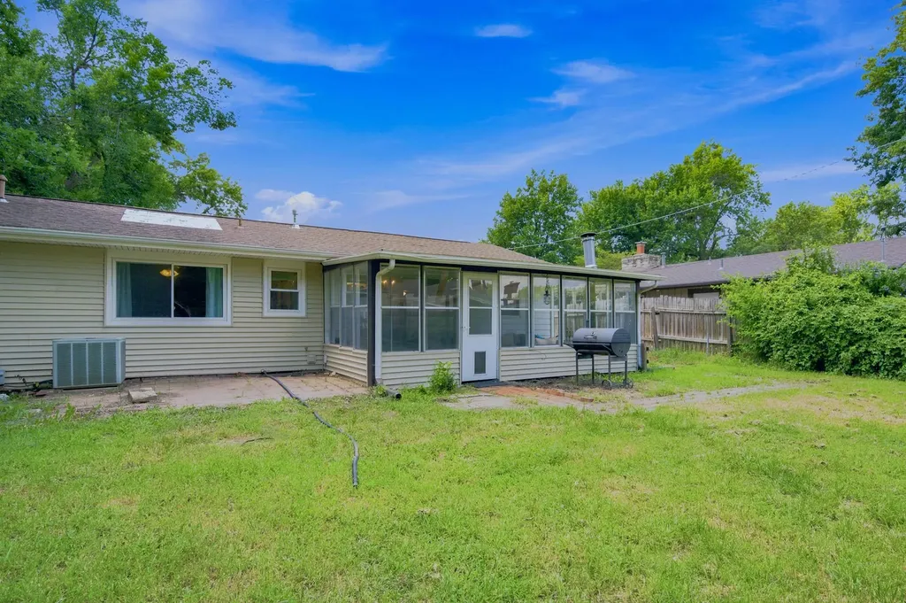 910 N Country Acres Avenue Wichita KS 67212