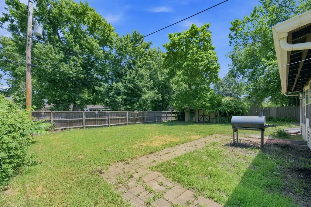 910 N Country Acres Avenue Wichita KS 67212