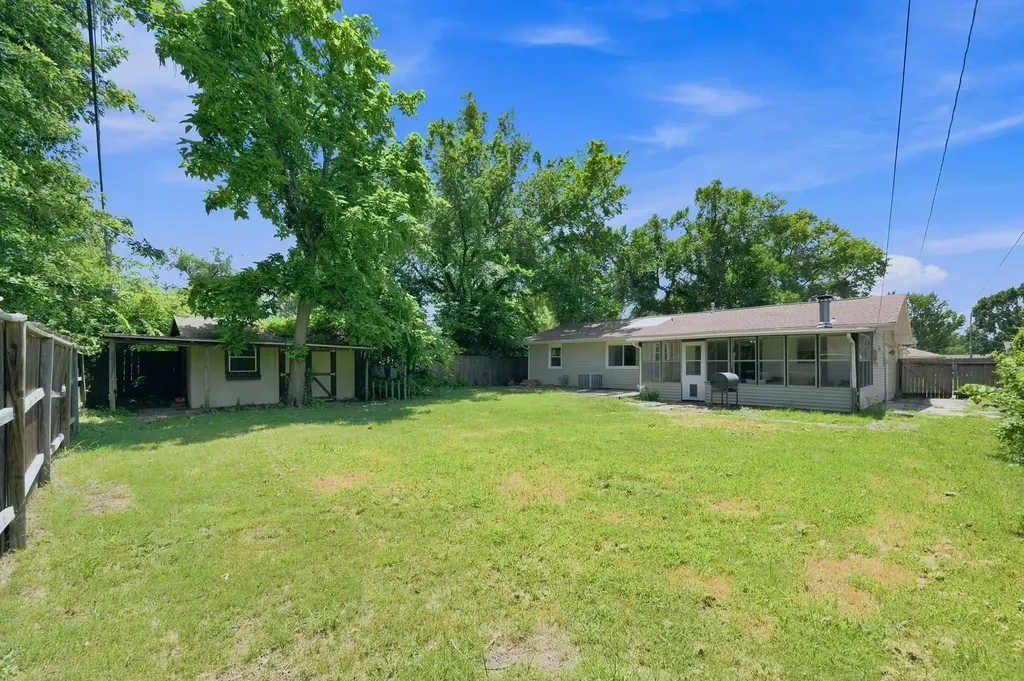 910 N Country Acres Avenue Wichita KS 67212