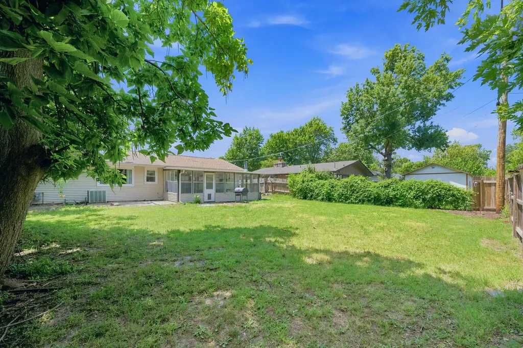 910 N Country Acres Avenue Wichita KS 67212