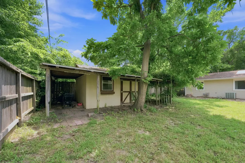 910 N Country Acres Avenue Wichita KS 67212