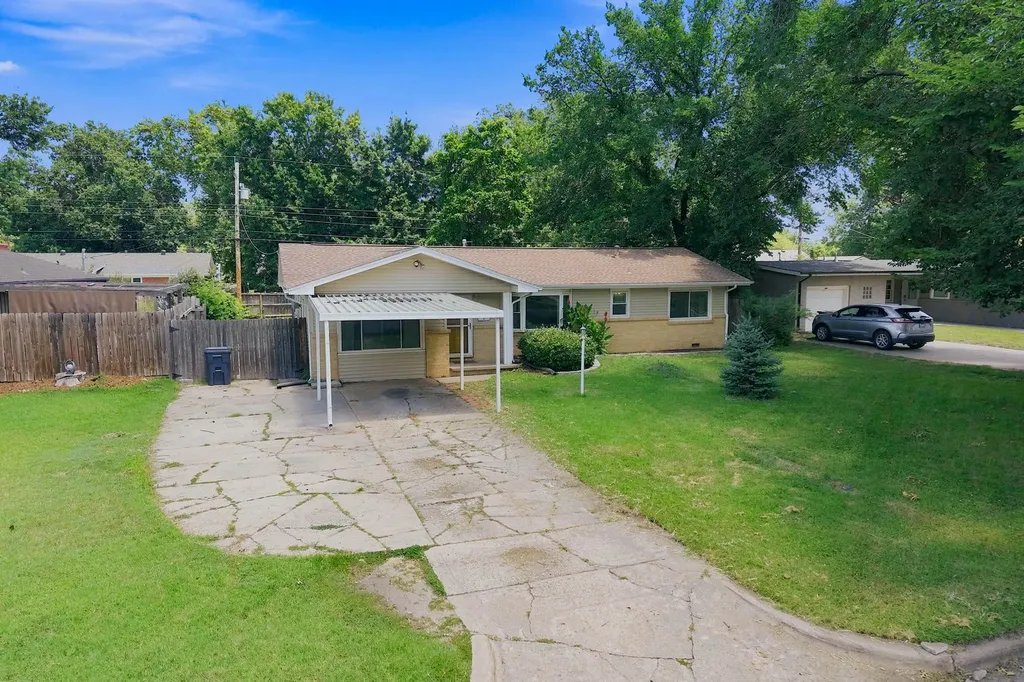 910 N Country Acres Avenue Wichita KS 67212