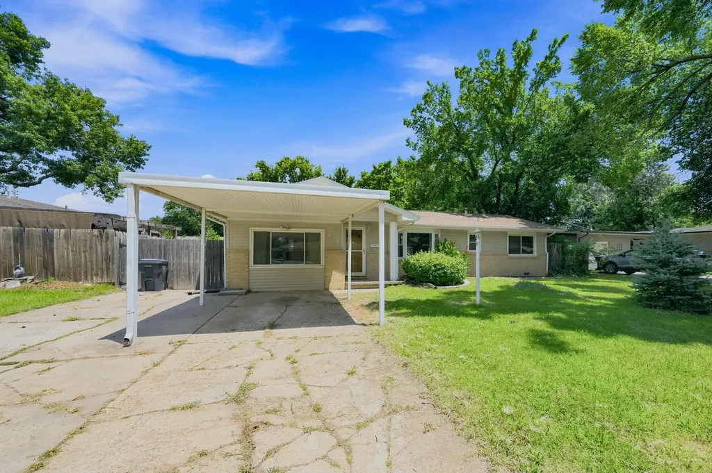 910 N Country Acres Avenue Wichita KS 67212