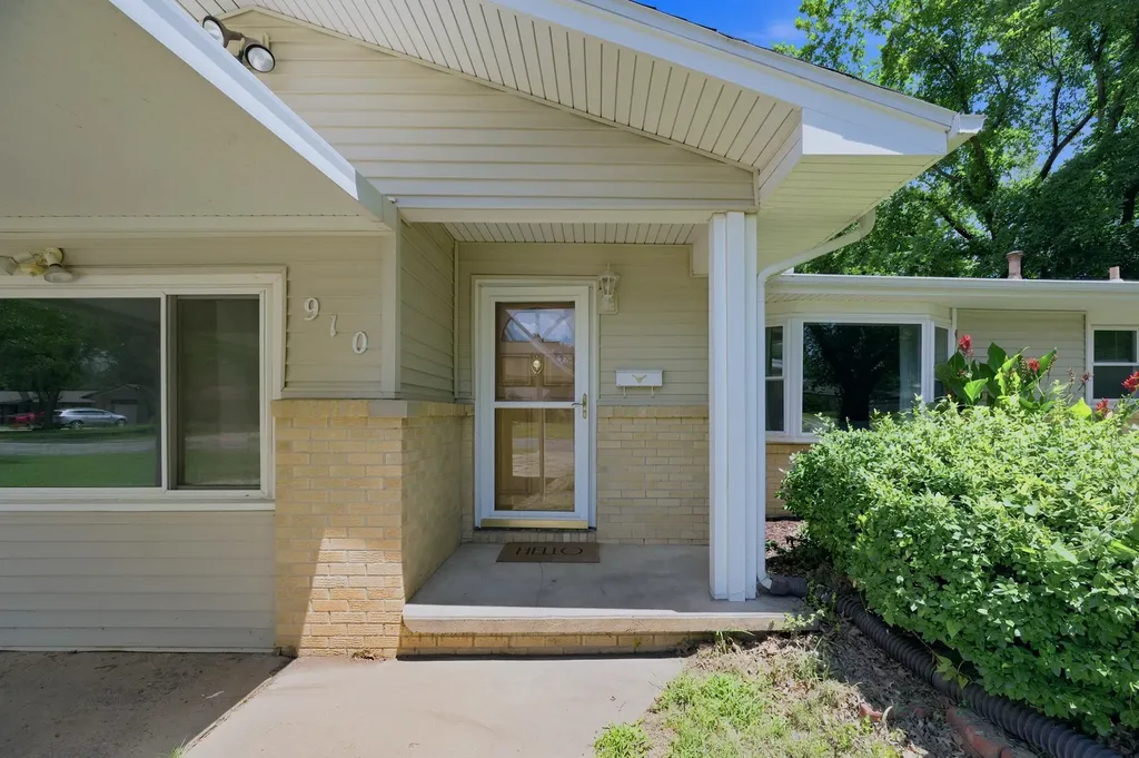 910 N Country Acres Avenue Wichita KS 67212