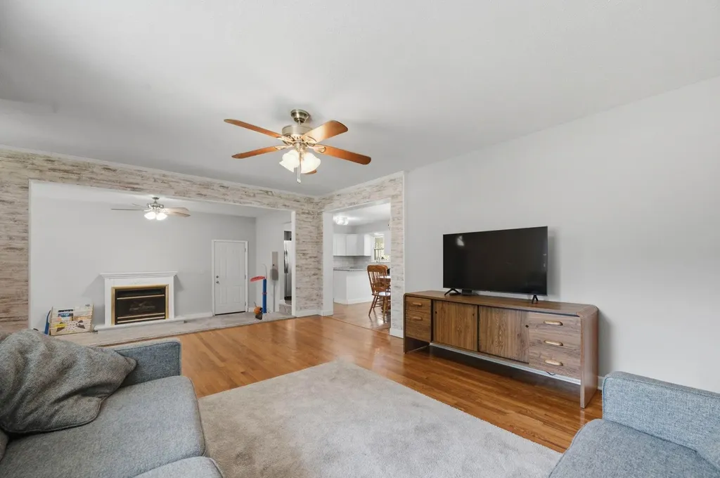 910 N Country Acres Avenue Wichita KS 67212