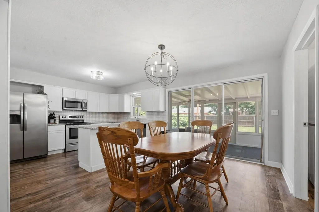910 N Country Acres Avenue Wichita KS 67212