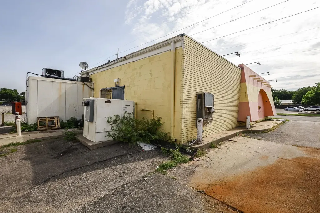 1555 S Bluffview Wichita KS 67218