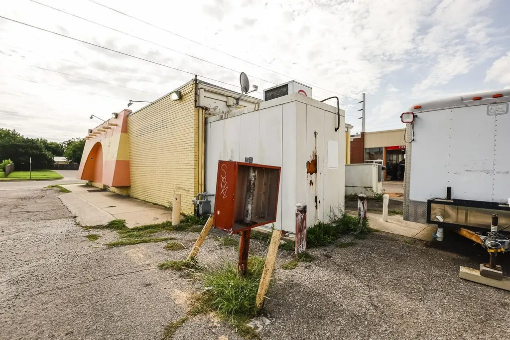 1555 S Bluffview Wichita KS 67218