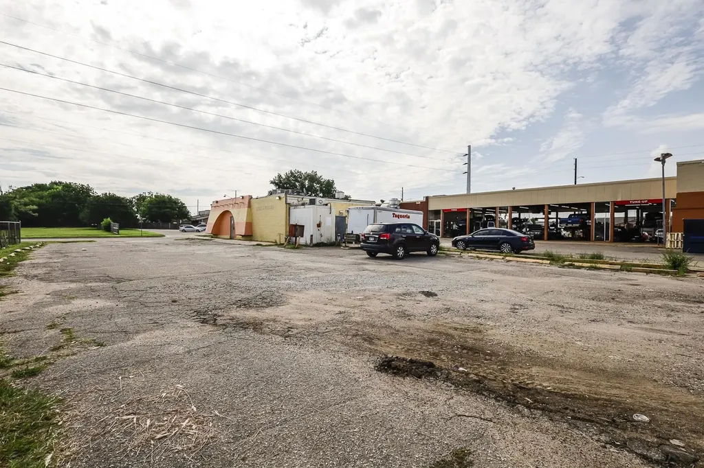 1555 S Bluffview Wichita KS 67218