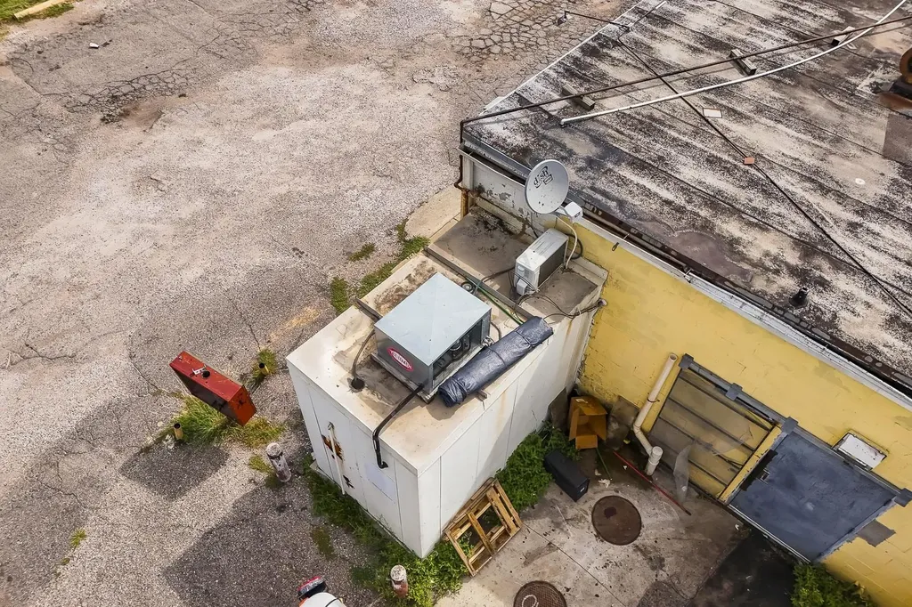 1555 S Bluffview Wichita KS 67218