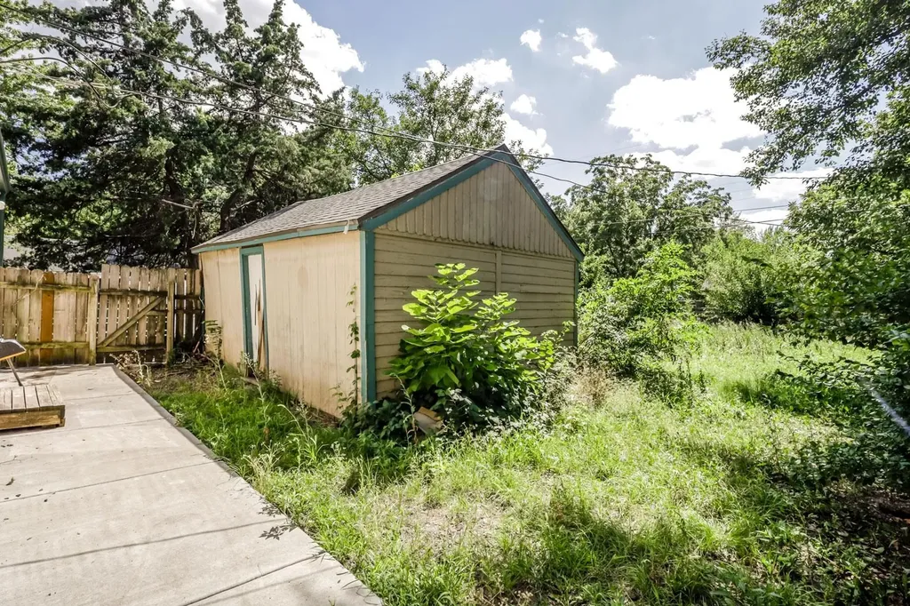 1301 N Dellrose Wichita KS 67208