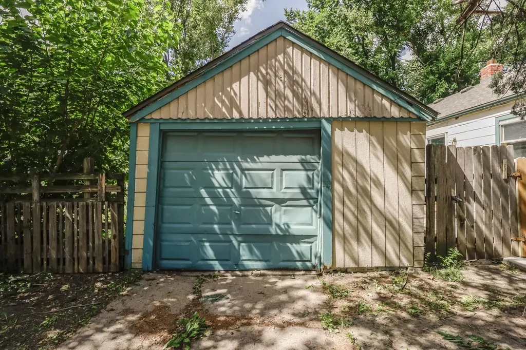 1301 N Dellrose Wichita KS 67208