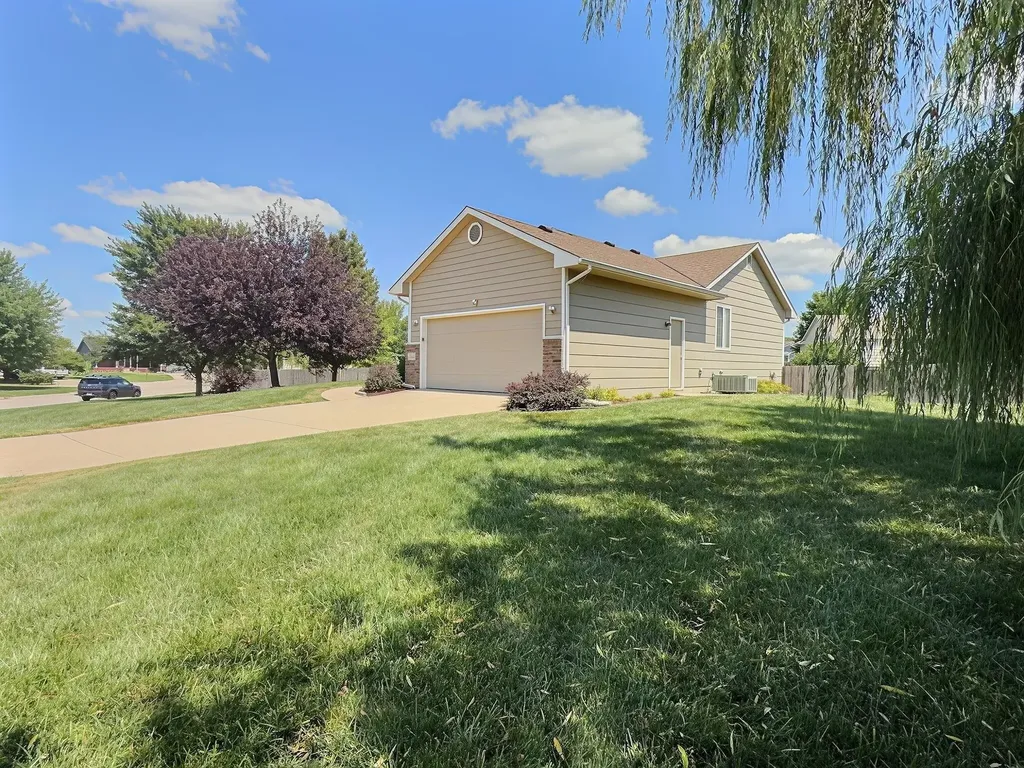 1422 E Prairie Hill Park City KS 67219