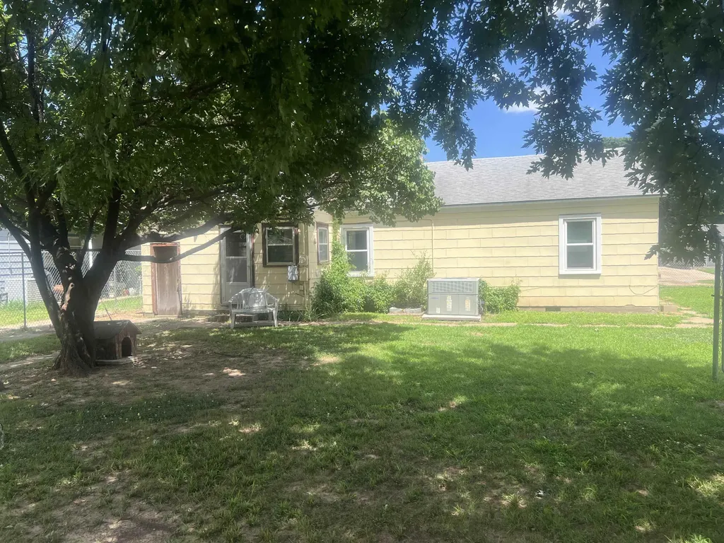 1611 N 8 Arkansas City KS 67005