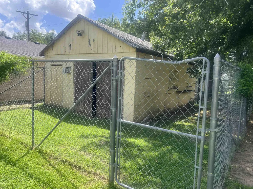 1611 N 8 Arkansas City KS 67005