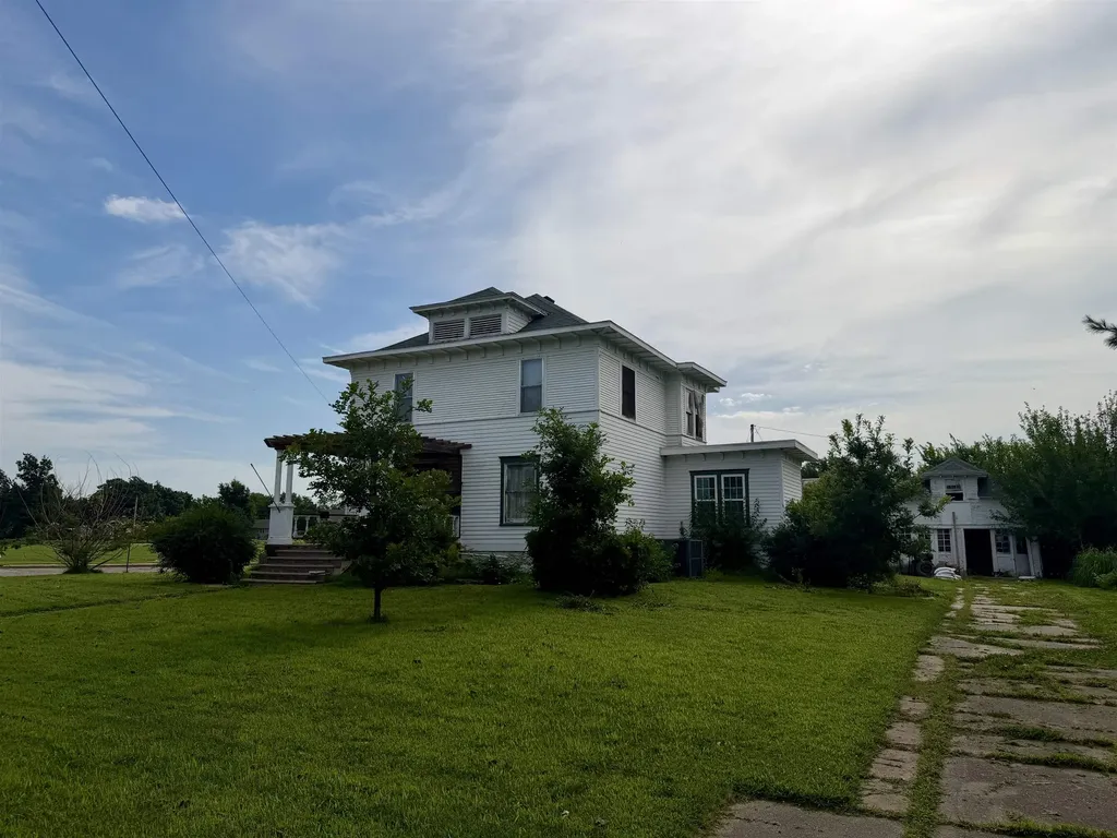 320 N Maple Eureka KS 67045