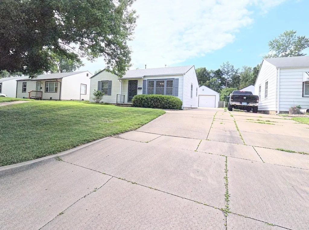 5913 E Bellaire Street Wichita KS 67218