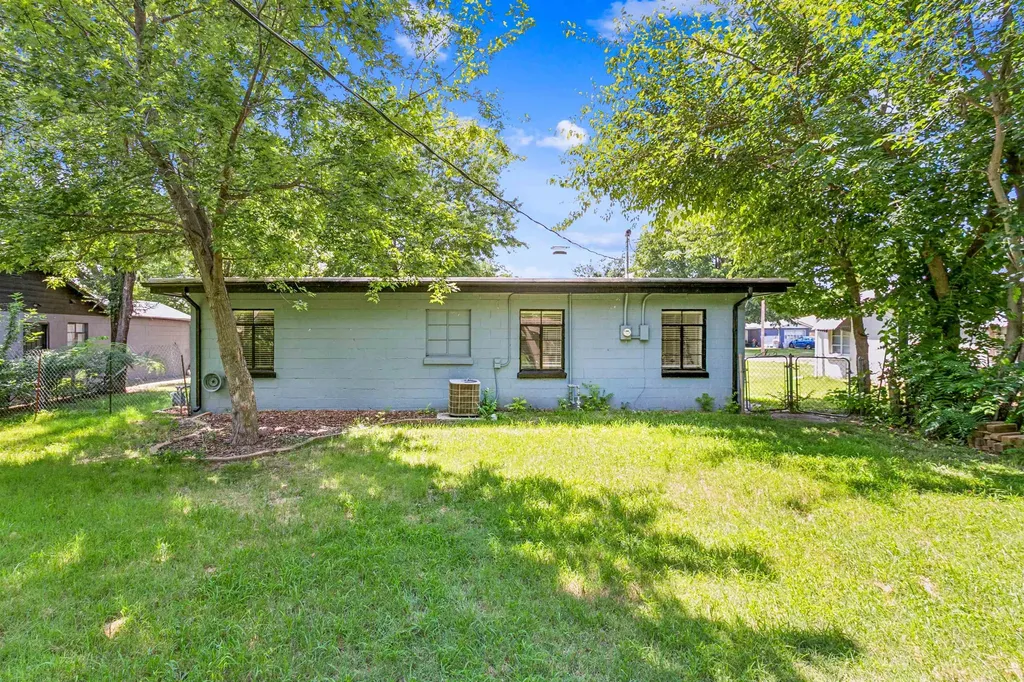 1924 S Fern Avenue Wichita KS 67213