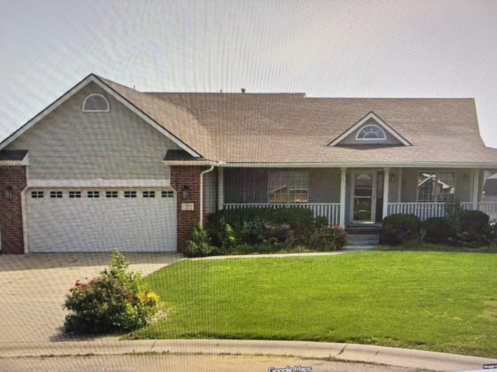 7 S Fieldcrest Mount Hope KS 67108