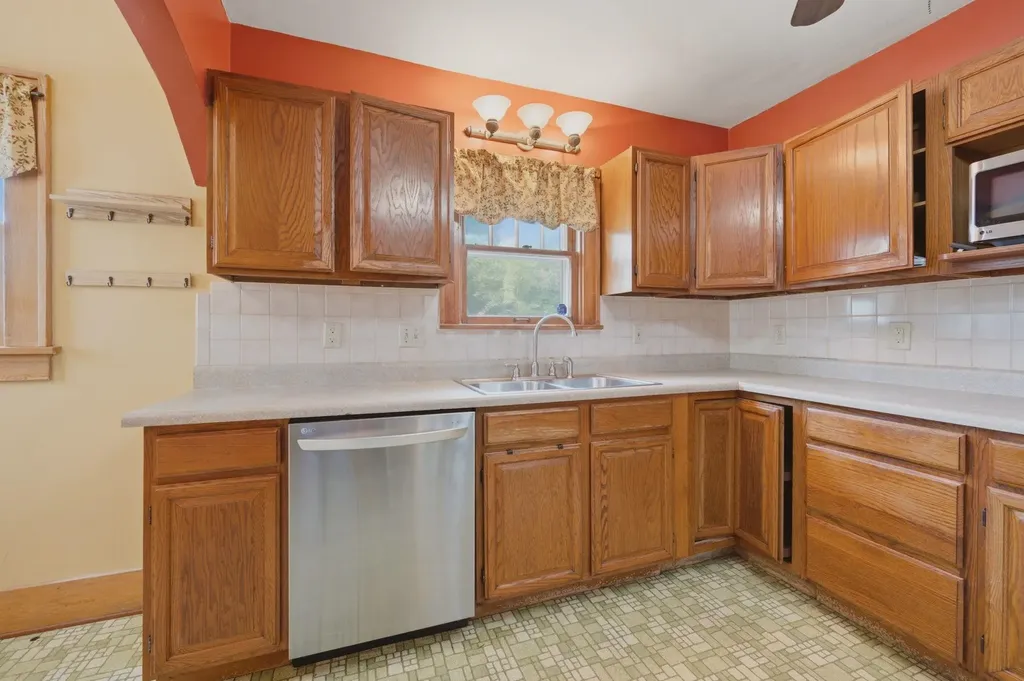 924 N Amidon Avenue Wichita KS 67203-3113
