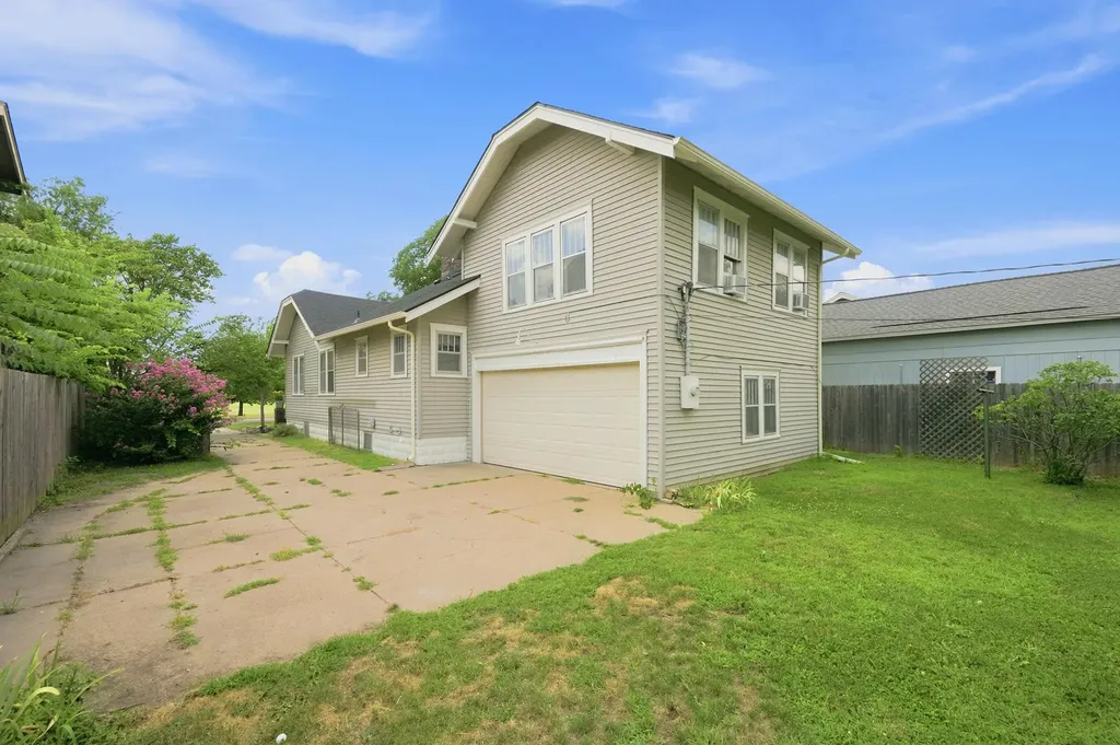 924 N Amidon Avenue Wichita KS 67203-3113