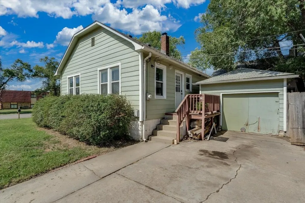350 E Clark Avenue Augusta KS 67010