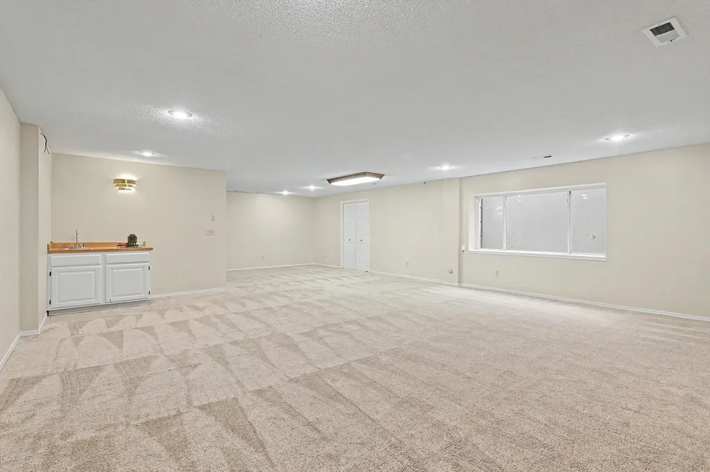 4260 N Rushwood Court Bel Aire KS 67226-1462