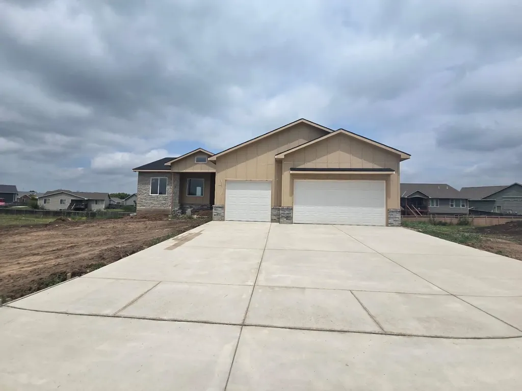 2910 E Burlington Circle Park City KS 67219