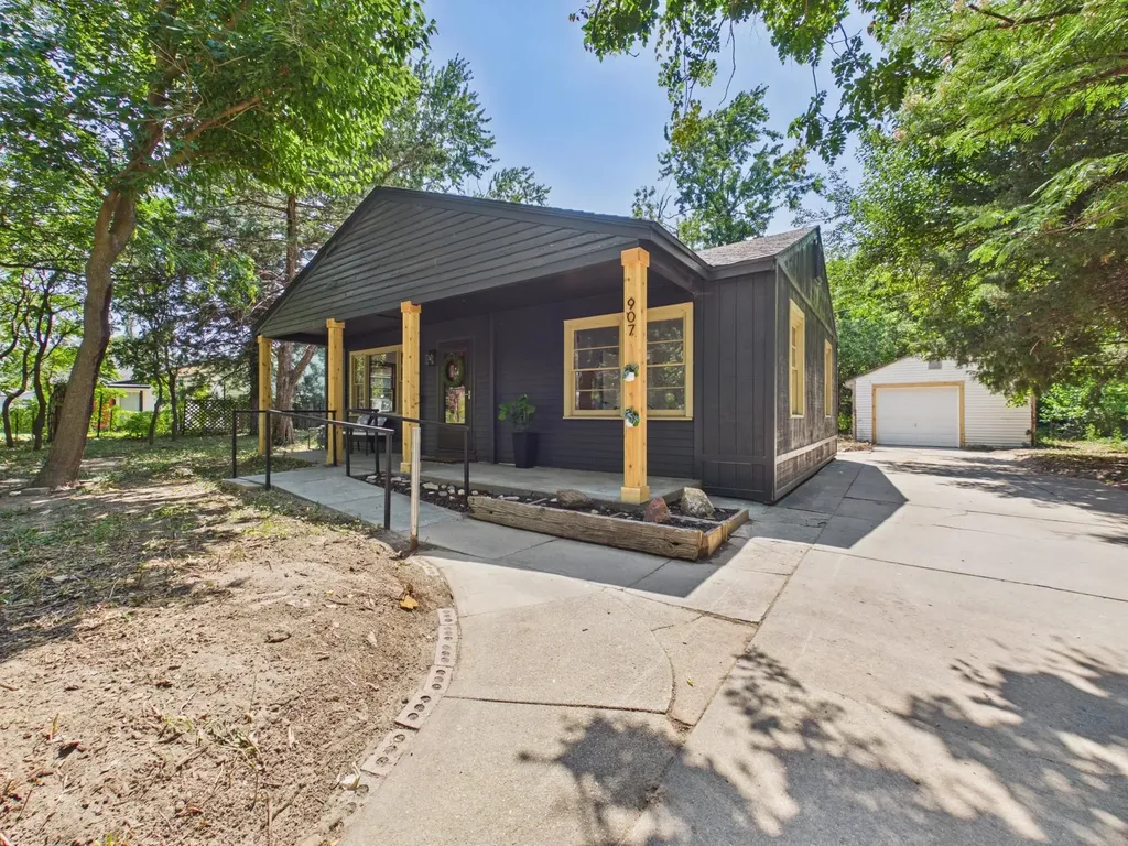 907 N Flora Street Wichita KS 67212