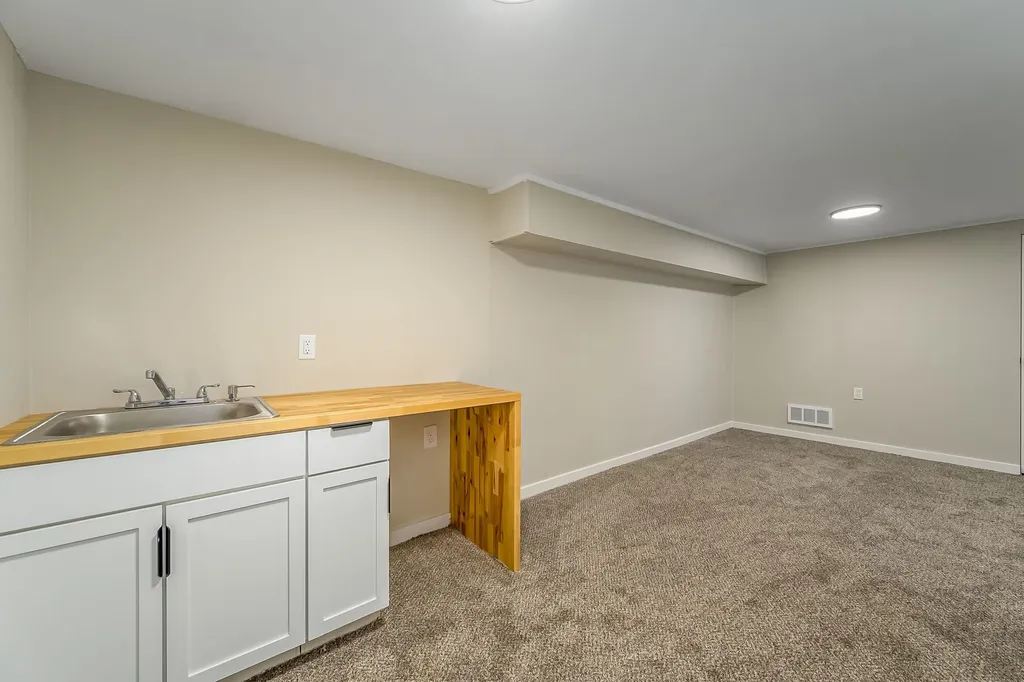 1858 S Volutsia Avenue Wichita KS 67211-4733