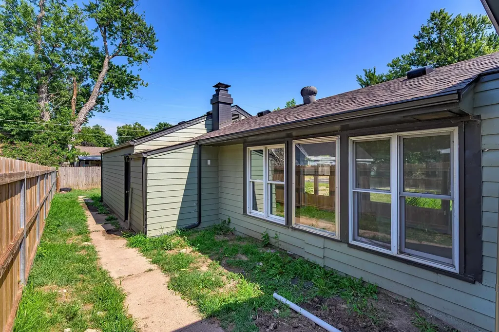 1858 S Volutsia Avenue Wichita KS 67211-4733