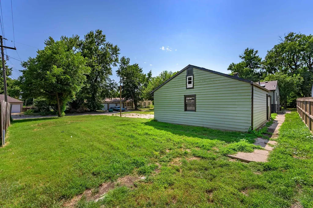 1858 S Volutsia Avenue Wichita KS 67211-4733