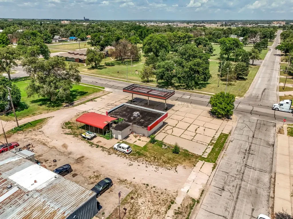2021 E 4th Street Hutchinson KS 67501