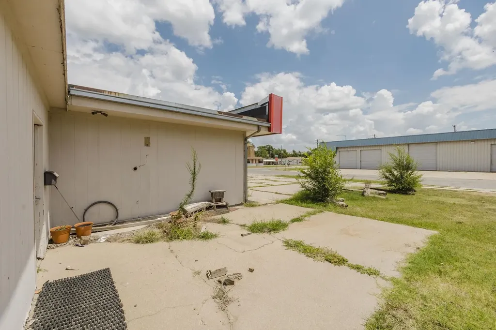 2021 E 4th Street Hutchinson KS 67501