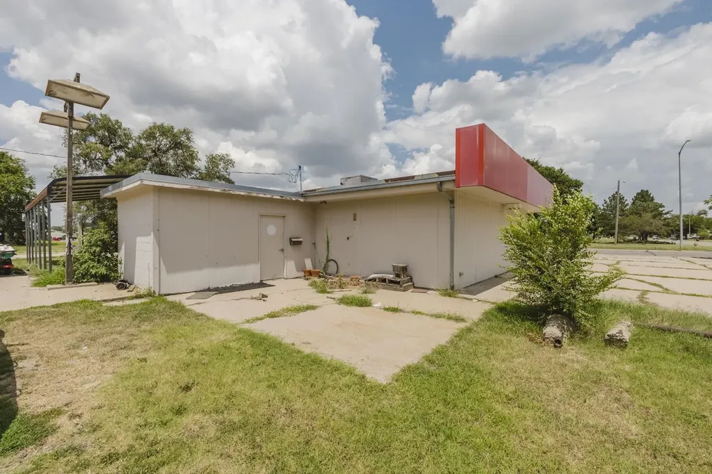 2021 E 4th Street Hutchinson KS 67501