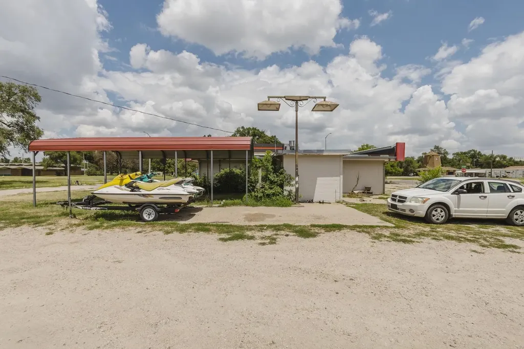 2021 E 4th Street Hutchinson KS 67501