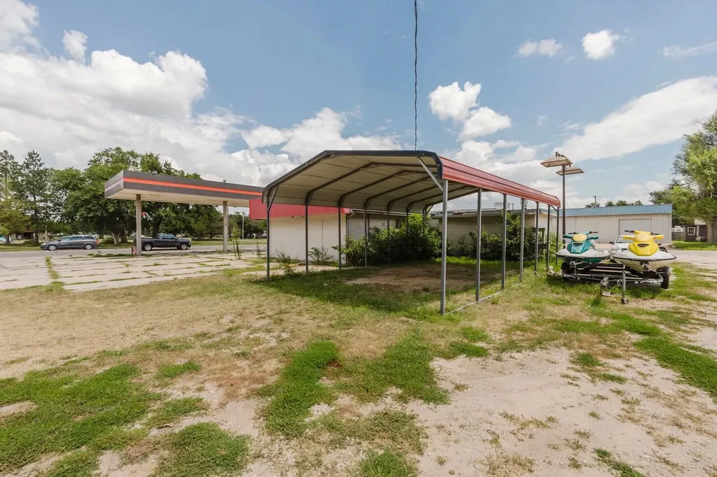 2021 E 4th Street Hutchinson KS 67501