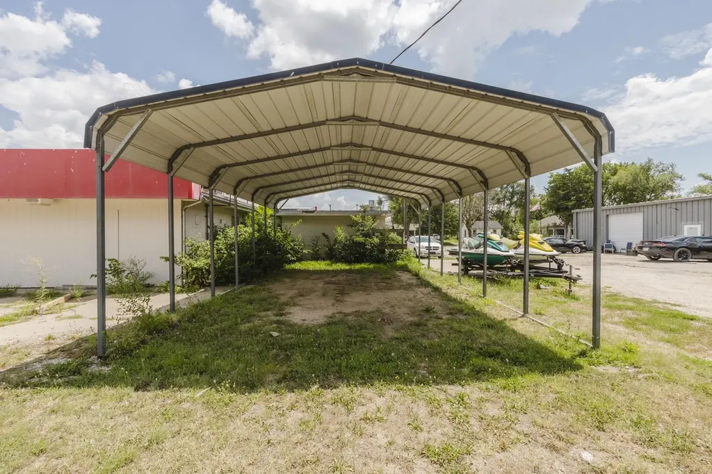 2021 E 4th Street Hutchinson KS 67501