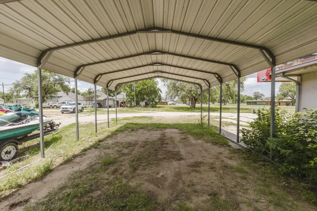 2021 E 4th Street Hutchinson KS 67501