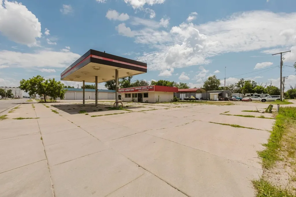2021 E 4th Street Hutchinson KS 67501