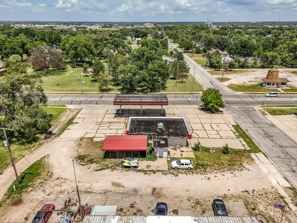 2021 E 4th Street Hutchinson KS 67501