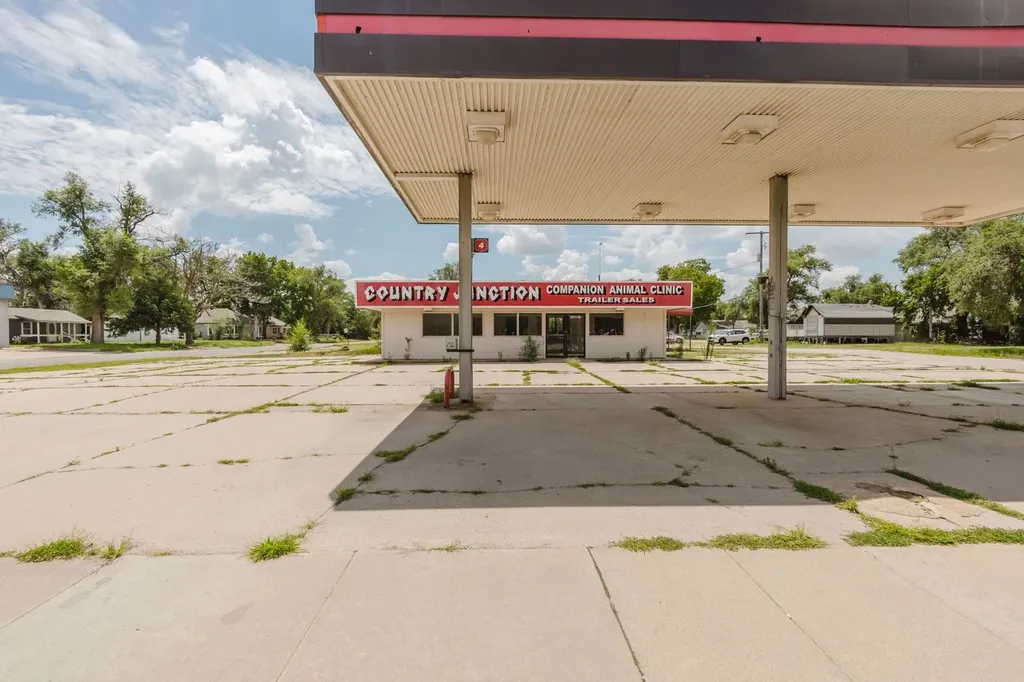 2021 E 4th Street Hutchinson KS 67501