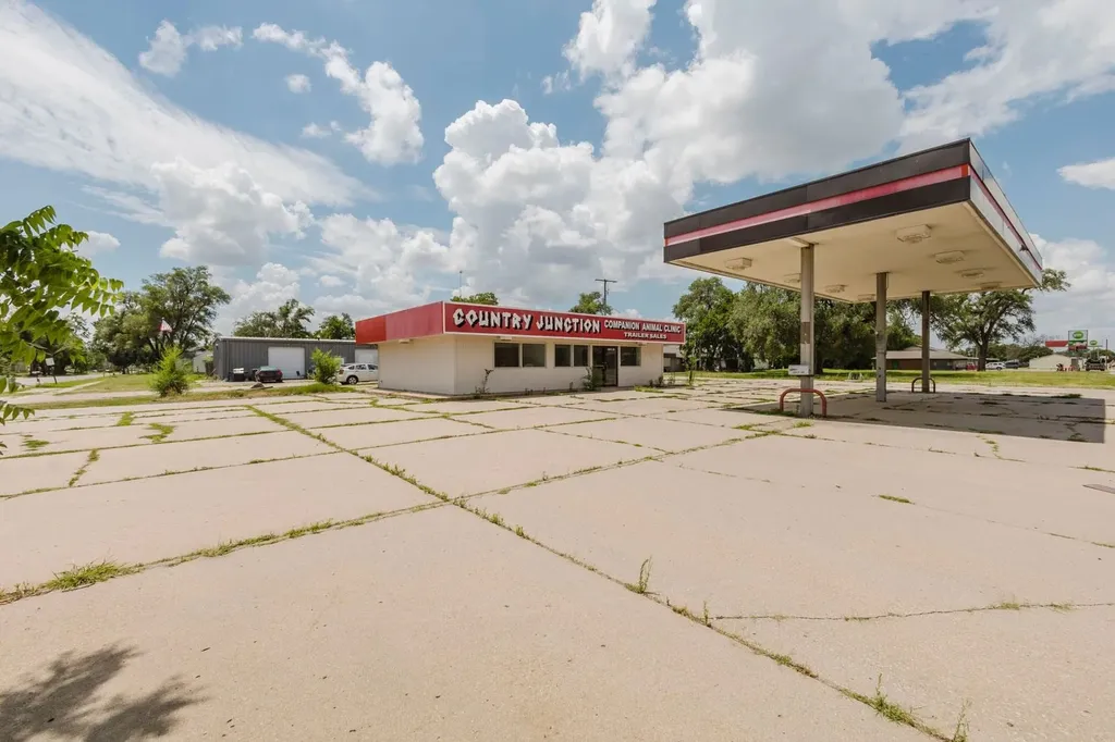 2021 E 4th Street Hutchinson KS 67501