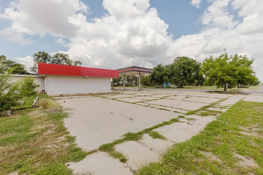 2021 E 4th Street Hutchinson KS 67501