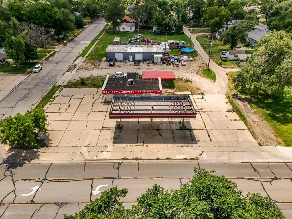 2021 E 4th Street Hutchinson KS 67501